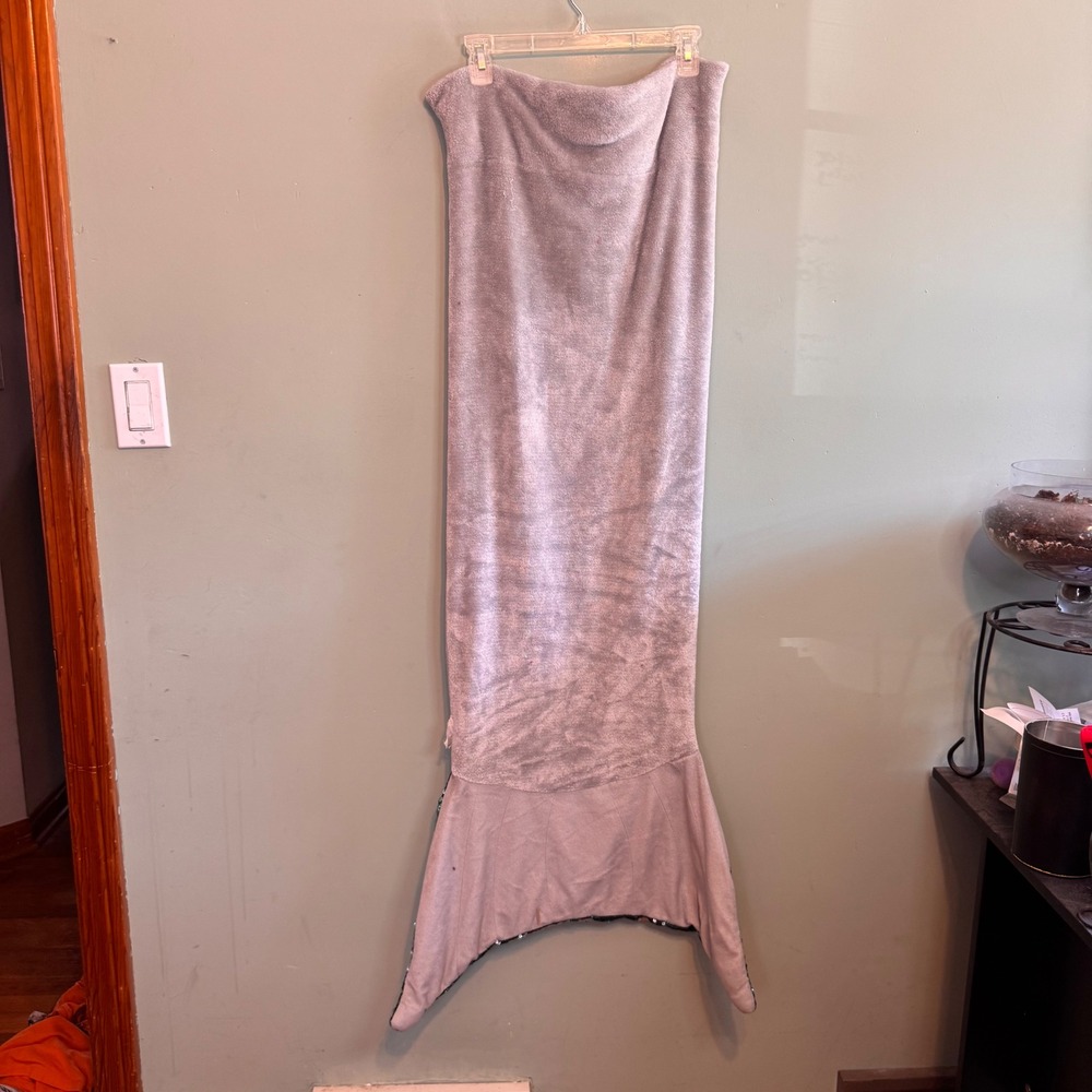 Mermaid Tail Wearable Blanket Grey Plush Fleece Iridescent Sequin Fin Lounger - Picture 2 of 6